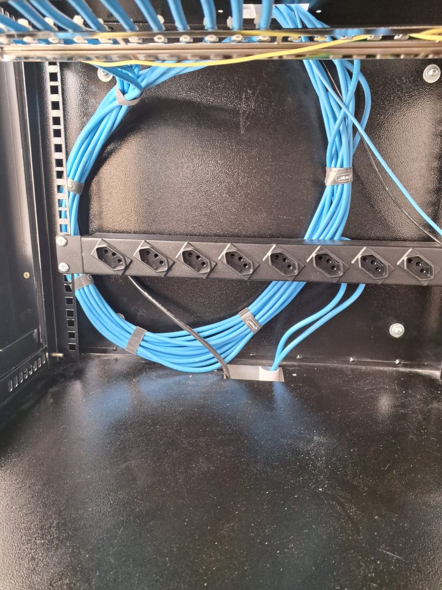 Cabos de rede organizados e amarrados com velcro dentro do rack